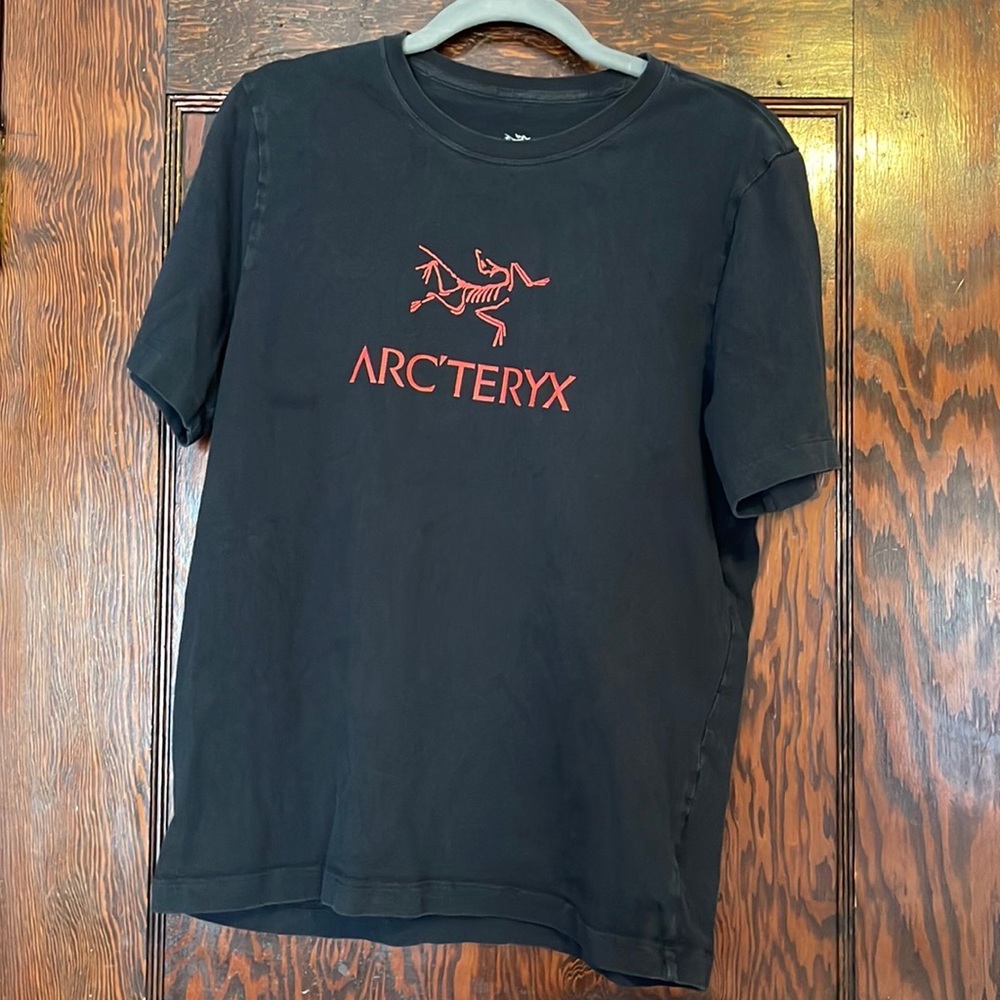 Arc’teryx black and red cotton logo tee
